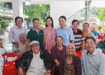 NSND Trịnh Kim Chi mang Tết ấm cho nghệ sĩ có hoàn cảnh khó khăn