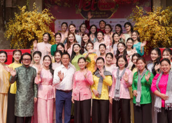    Dàn Hoa – Á  hậu trao quà, lì xì, vé xe ngày giáp Tết