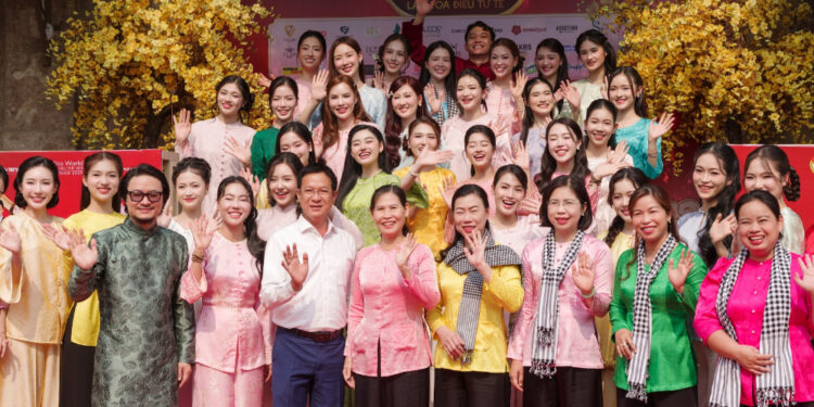 Dàn Hoa – Á hậu trao quà, lì xì, vé xe ngày giáp Tết