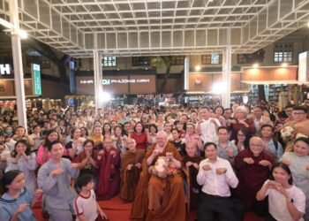 Độc giả chen chúc nhau gặp gỡ thiền sư Ajahn Brahm