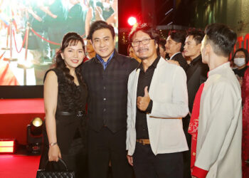 Vợ chồng Hoàng Phúc – Uyên Phương hội ngộ đồng nghiệp đóng phim tại sự kiện