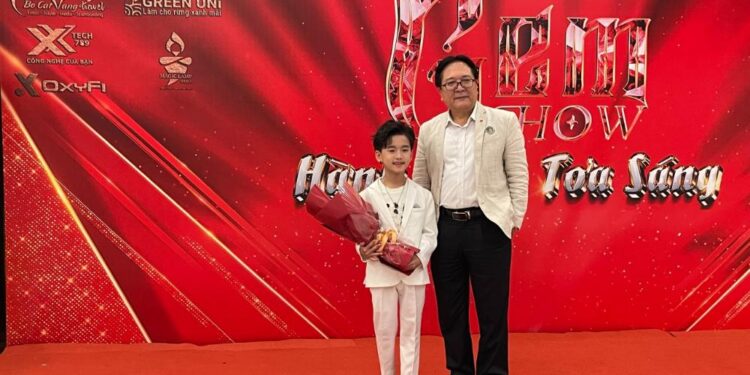 Gia Minh được NSND Nguyễn Duy Biên trao tặng danh hiệu ca sĩ nhí Triển vọng toàn cầu vì thực hiện Album các bài hát Tiếng Anh