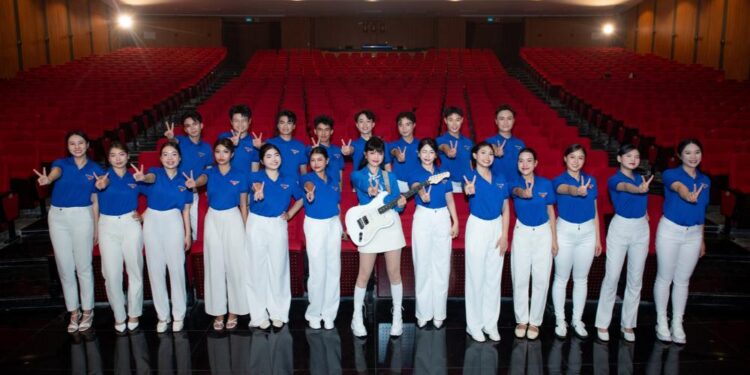 “Thanh niên Việt”: Khi Nguyễn Duyên Quỳnh kết nối ký ức 8x, 9x cùng hơi thở âm nhạc hiện đại