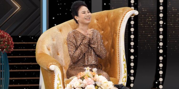 Kỷ Niệm Thanh Xuân: Ngôi sao “Mưa bụi” Thùy Trang kể chuyện trốn gia đình, mặc áo dài đi hát giữa đêm khuya