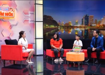 Cậu bé 8 tuổi ước “nhỏ mãi” để mẹ không già, nhịn đồ chơi vì thương mẹ bán vé số