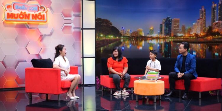 Cậu bé 8 tuổi ước “nhỏ mãi” để mẹ không già, nhịn đồ chơi vì thương mẹ bán vé số