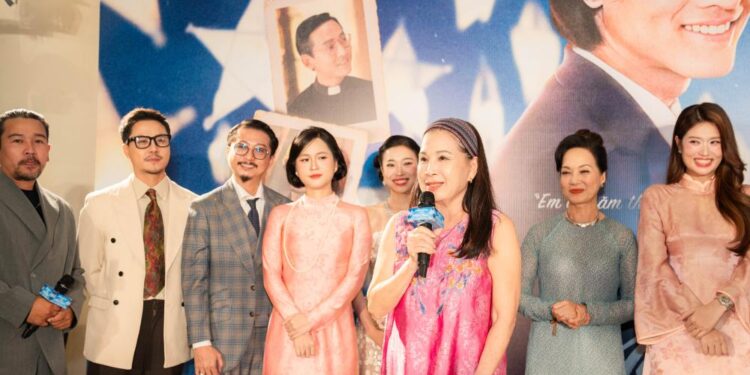 Thảm đỏ premiere phim Hẹn Em Ngày Nhật Thực quy tụ dàn sao đình đám Việt