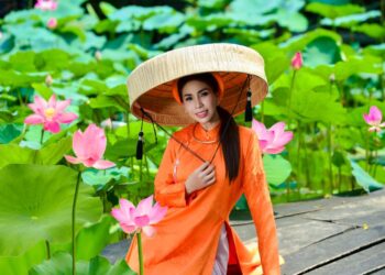 Khoảnh khắc đầu năm của Lý Hương: Áo dài xưa, hồ sen và vẻ đẹp dịu dàng như nàng Tấm