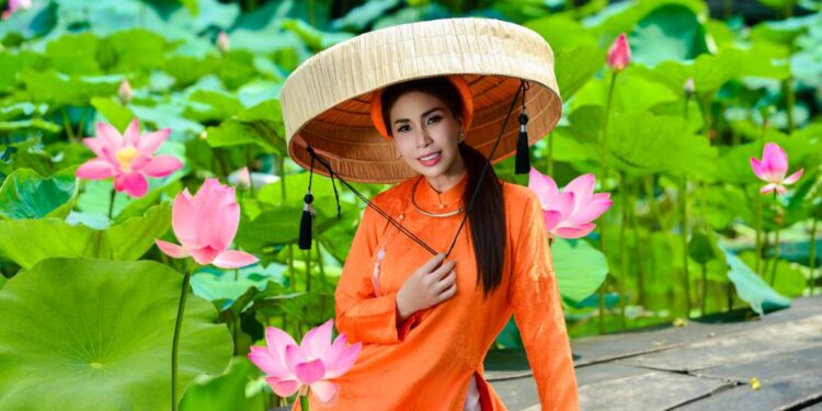 Khoảnh khắc đầu năm của Lý Hương: Áo dài xưa, hồ sen và vẻ đẹp dịu dàng như nàng Tấm