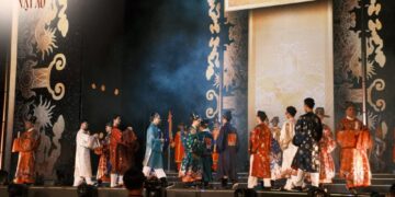 1.000 bạn trẻ mặc Việt Phục, đồng diễn trên nền ca khúc “Nhà Tôi Có Treo Một Lá Cờ”