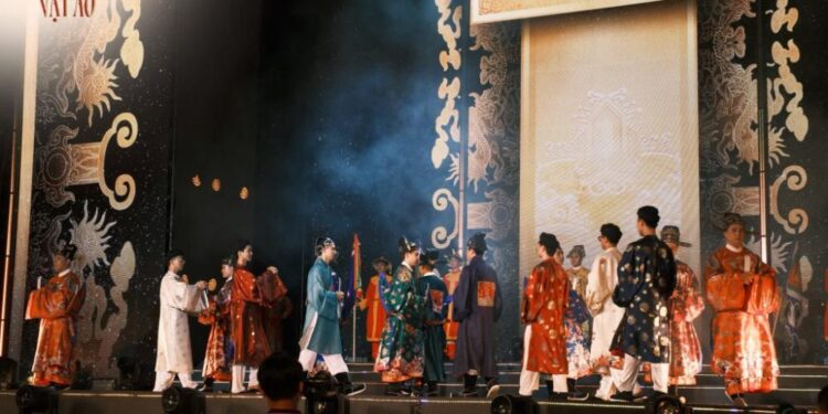 1.000 bạn trẻ mặc Việt Phục, đồng diễn trên nền ca khúc “Nhà Tôi Có Treo Một Lá Cờ”