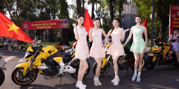 Thí Sinh Miss World Vietnam 2025 trình diễn bên mô tô phân khối lớn