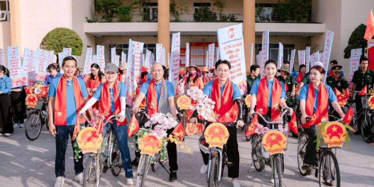 Hoa hậu Hoàng Thanh Nga tham gia đạp xe tuyên truyền bầu cử, truyền cảm hứng trách nhiệm xã hội