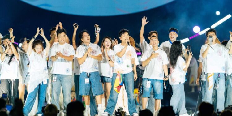 3 tiếng biểu diễn, 4 cặp cầu hôn, 26 tiết mục và 9.777 khán giả tạo nên một Concert quy mô nhất sự nghiệp Hoàng Dũng