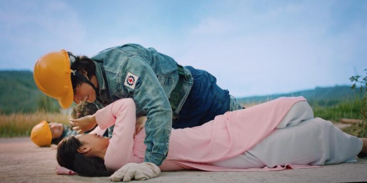 Bộ phim khiến Lê Thiện Viễn bán nhà để đầu tư đạt doanh thu trăm tỷ