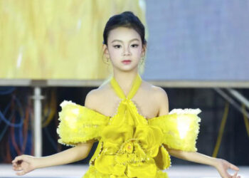 Nguyễn Hoàng Thục Quyền rạng rỡ trên sân khấu Búp Sen vàng nhận danh hiệu “Thiên thần tỏa sáng”