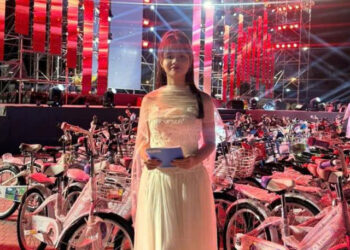 Rạng rỡ nổi bật, Nguyễn Thị Vân Anh được xướng tên ở hạng mục “Nữ MC nhí được yêu thích nhất” tại Búp Sen Vàng