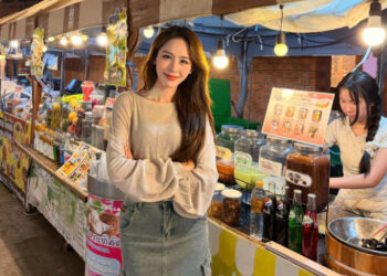 Á Hậu Ngọc Hằng làm MC, trình diễn tại sự kiện Hữu Nghị Việt – Lào