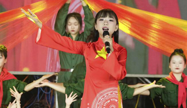 Bông hoa nhỏ Trần Ngọc Anh Thư tràn ngập hạnh phúc nhận giải thưởng “MV Triển Vọng” Búp Sen Vàng