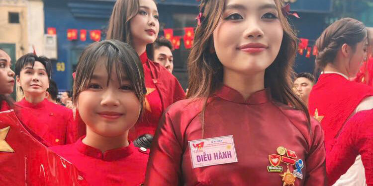 Lương Ngọc Tuệ Nhi lộng lẫy chinh phục danh hiệu Gương mặt Ảnh Bìa Đẹp Nhất  tại Búp Sen vàng