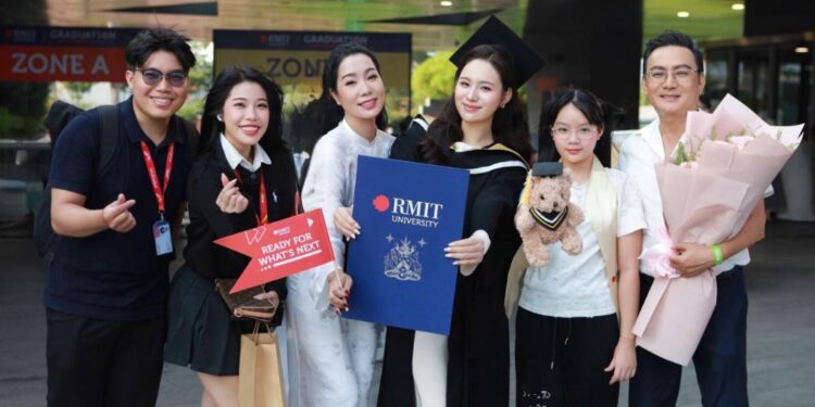 Gia đình NSND Trịnh Kim Chi mừng con gái Võ Trịnh Khánh Ngân ngày Tốt nghiệp đại học