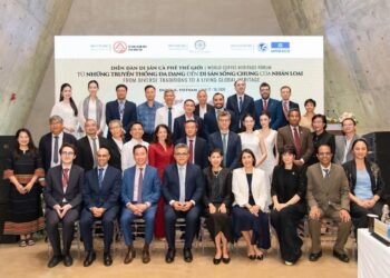 Phương Linh, Mỹ Anh cùng các người đẹp gây bất ngờ tại diễn đàn cà phê quốc tế