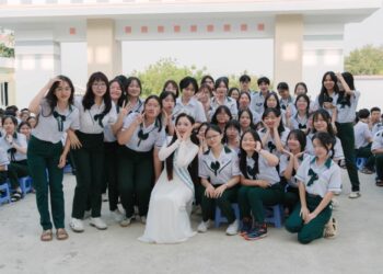 Á hậu Khánh Như về quê nấu bún riêu, trao học bổng tại trường cũ