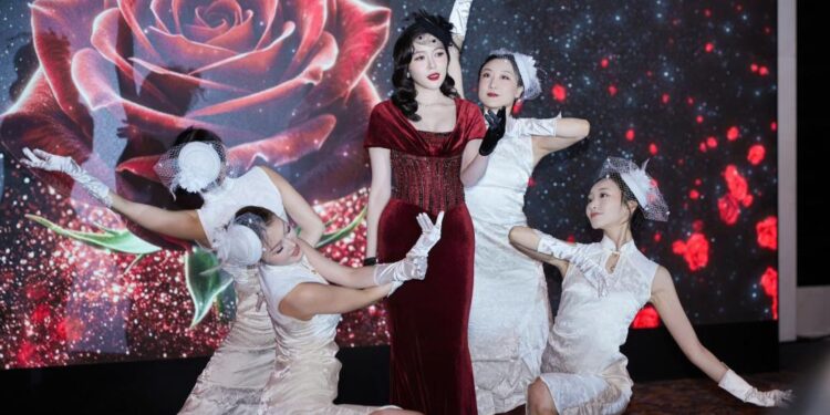 Hoa Hậu Kiều Duy song ca cùng nghệ sĩ Thượng Hải, hát loạt hit kinh điển