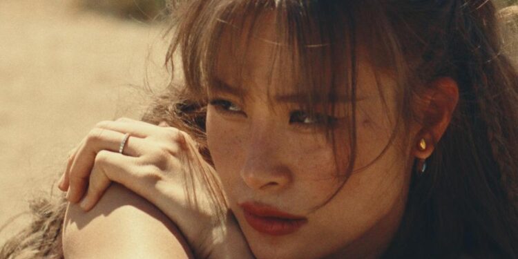 Đông Nhi hát về sự nghịch lý: Càng toả sáng, càng cô độc