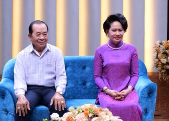 Mảnh Ghép Hoàn Hảo: Vợ trẻ đẹp kém 20 tuổi đi hát, chồng theo sát vì quá ghen   