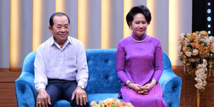 Mảnh Ghép Hoàn Hảo: Vợ trẻ đẹp kém 20 tuổi đi hát, chồng theo sát vì quá ghen