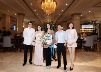 Khán giả nồng nhiệt đón đương kim Hoa hậu Thế giới tại Sân bay Tân Sơn Nhất