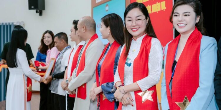 Hoa hậu Hoàng Thanh Nga được Uỷ Ban Mặt Trận Tổ Quốc Việt Nam phường Hoà Hưng tặng bằng khen vì những đóng góp tích cực cho cộng đồng