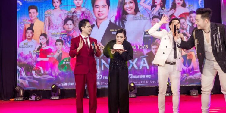 Phương Thanh xúc động đón sinh nhật tại Bắc Ninh, Ngọc Sơn và hàng nghìn khán giả cùng hát chúc mừng