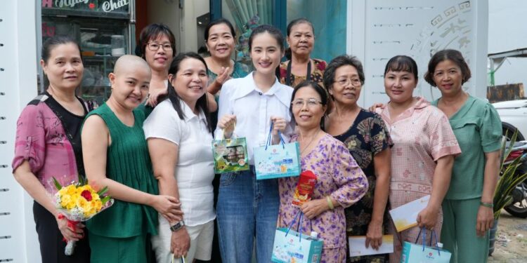 Hoa Hậu Ý Nhi thăm hỏi, tặng  quà bệnh nhân ung thư