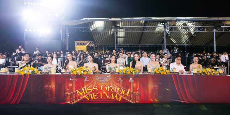 30 thí sinh Miss Grand Vietnam 2026 mang đại tiệc National Costume rực rỡ lên sân khấu bán kết