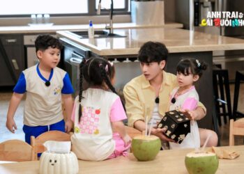    Các “Đuôi Nhỏ” kéo nhau ra phim trường Tinh Hà “Say Hi” thăm anh trai