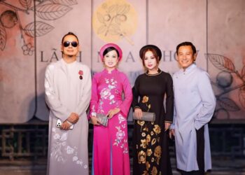 Chuyến bay từ Mỹ bị hoãn gần 10 tiếng, Hà Phương vừa đáp Việt Nam đã diện áo dài hội ngộ Minh Tuyết