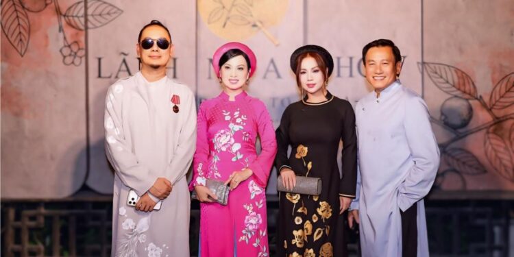 Chuyến bay từ Mỹ bị hoãn gần 10 tiếng, Hà Phương vừa đáp Việt Nam đã diện áo dài hội ngộ Minh Tuyết