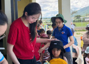 Đón tuổi 24, Hoa Hậu Thanh Thủy tự tay nấu ăn, trao quà cho trẻ em vùng cao