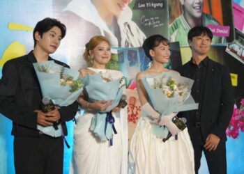 Lee Yi Kyung quỳ gối tri ân khán giả Việt, rưng rưng nhắc về mẹ trong đêm ra mắt “Mẹ ơi, về nhà”