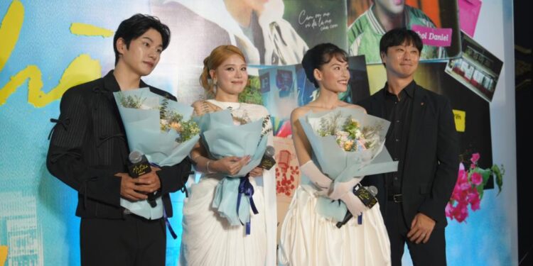 Lee Yi Kyung quỳ gối tri ân khán giả Việt, rưng rưng nhắc về mẹ trong đêm ra mắt “Mẹ ơi, về nhà”