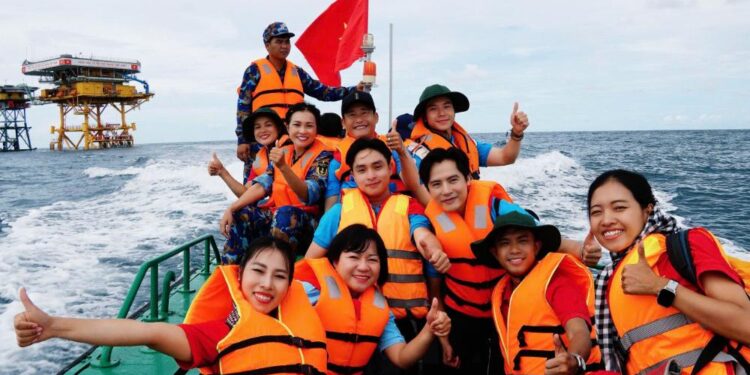 Ca sĩ trẻ Trương Trần Anh Duy và lời thề cống hiến vì biển đảo quê hương trong MV “Nguyện”