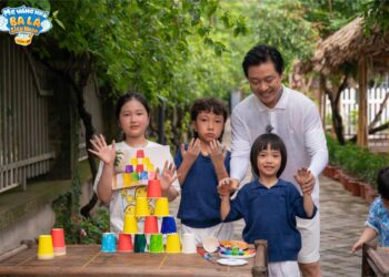 Dở khóc dở cười trò đùa “bốc đất ăn” của ba Tuấn Dương và hai bé Su – Mi