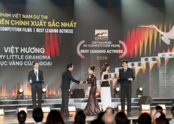 VIỆT HƯƠNG TIẾP TỤC TỎA SÁNG TẠI DANAFF IV, GIÀNH GIẢI NỮ DIỄN VIÊN CHÍNH XUẤT SẮC VỚI “CỤC VÀNG CỦA NGOẠI”