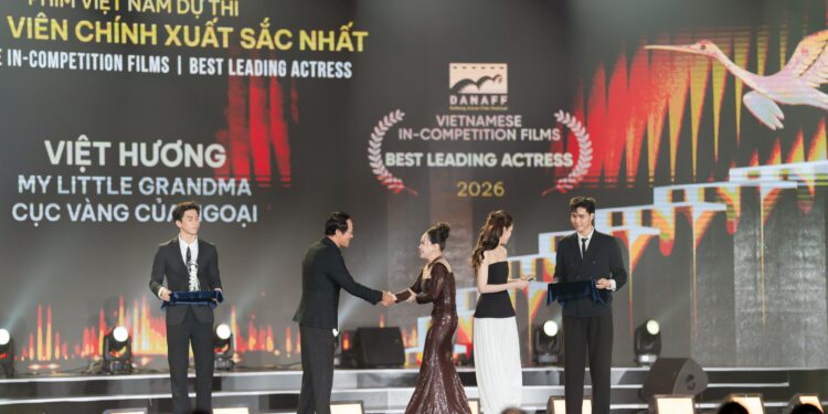 VIỆT HƯƠNG TIẾP TỤC TỎA SÁNG TẠI DANAFF IV, GIÀNH GIẢI NỮ DIỄN VIÊN CHÍNH XUẤT SẮC VỚI “CỤC VÀNG CỦA NGOẠI”