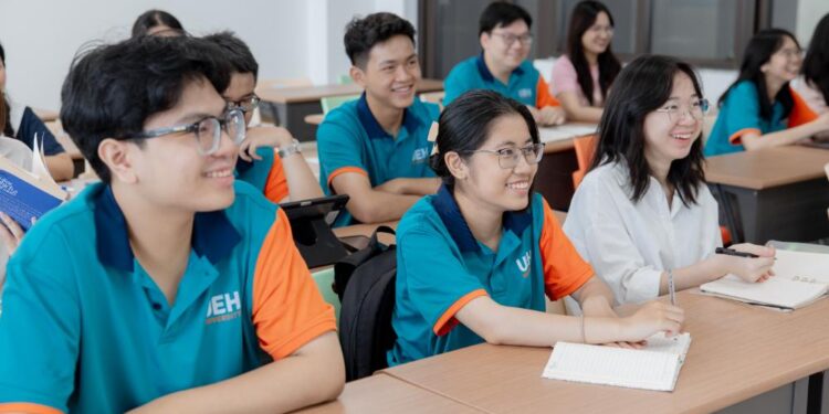 UEH công bố ngưỡng đảm bảo chất lượng đầu vào, quy đổi điểm giữa các kỳ thi và ra mắt công cụ hỗ trợ tính điểm trong phương thức xét tuyển tích hợp 2026