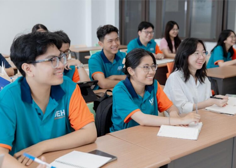 UEH công bố ngưỡng đảm bảo chất lượng đầu vào, quy đổi điểm giữa các kỳ thi và ra mắt công cụ hỗ trợ tính điểm trong phương thức xét tuyển tích hợp 2026