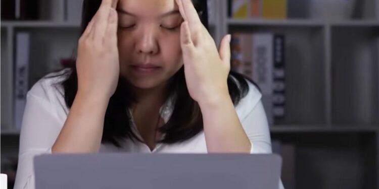 Đừng xem nhẹ những cơn đau đầu kéo dài