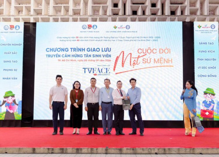 Doanh nhân Johnathan Hạnh Nguyễn truyền cảm hứng cho hơn 1.000 tân sinh viên UMP